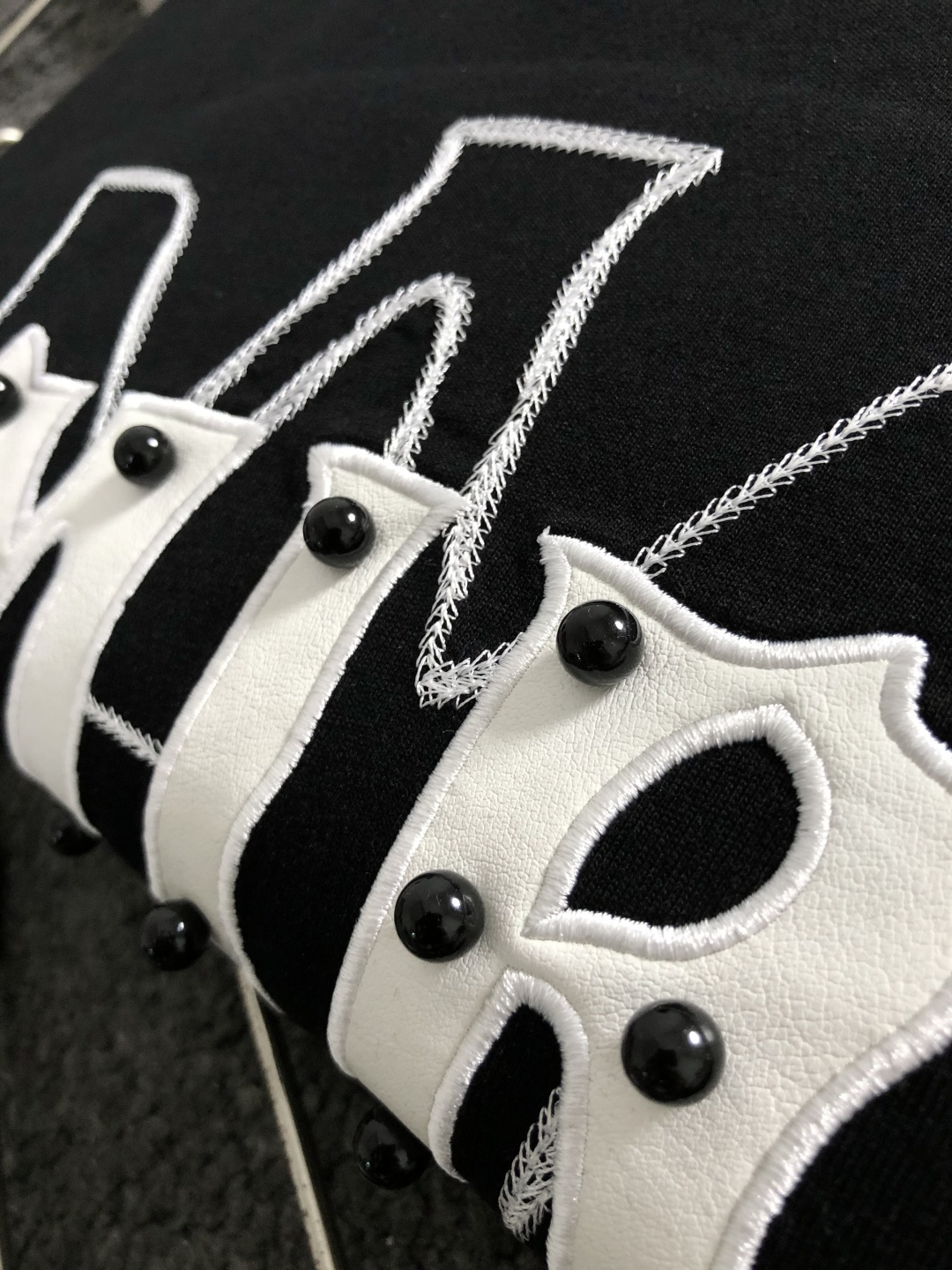 AM*卡码拍小S-Xl2026春夏短袖，以重工贴皮绣融合珍珠装饰为主调，巧妙融入最新立体线绣字母撞色流行