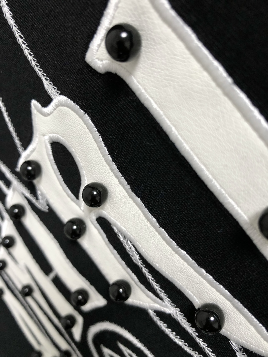 AM*卡码拍小S-Xl2026春夏短袖，以重工贴皮绣融合珍珠装饰为主调，巧妙融入最新立体线绣字母撞色流行