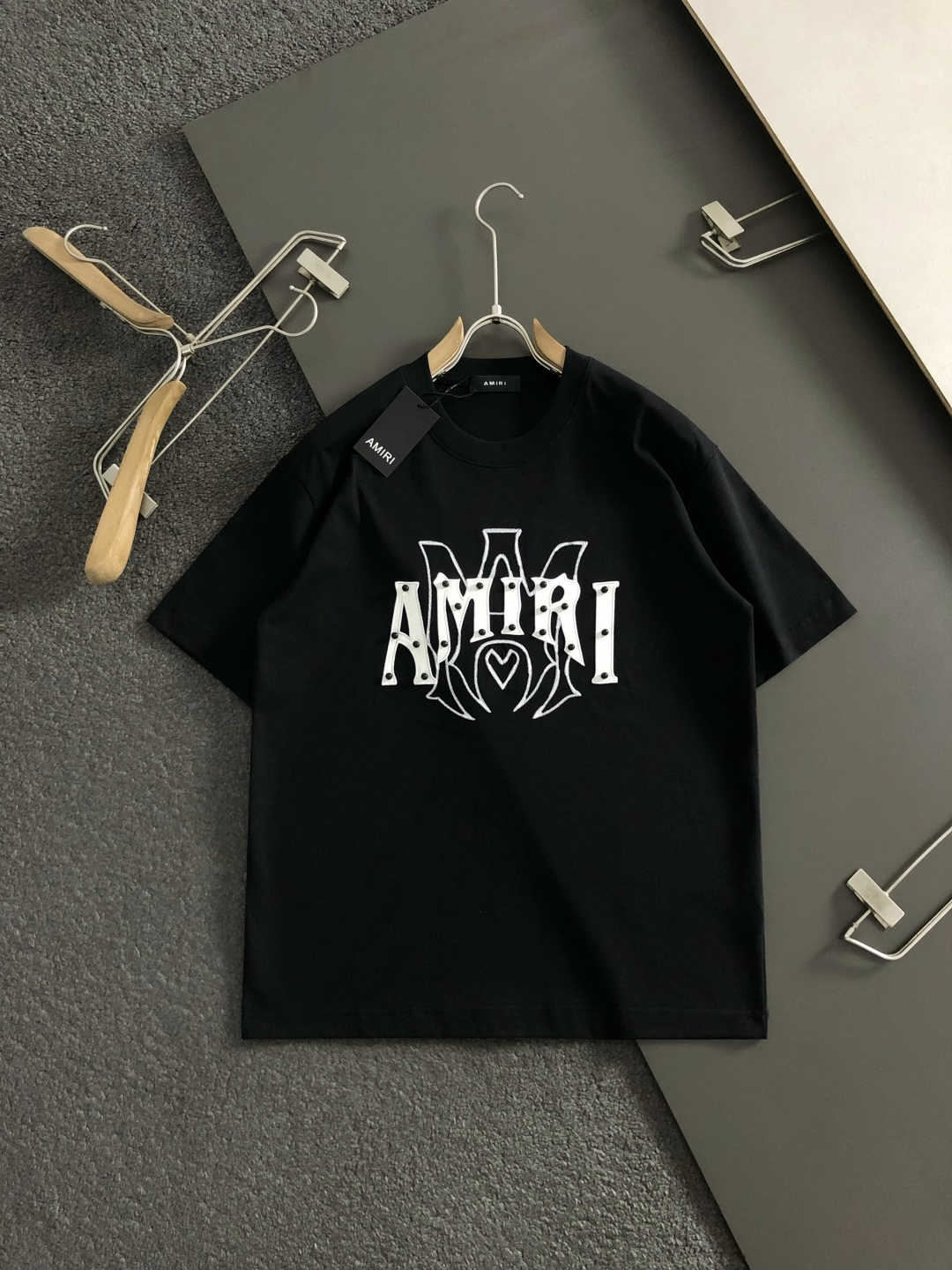 AM*卡码拍小S-Xl2026春夏短袖，以重工贴皮绣融合珍珠装饰为主调，巧妙融入最新立体线绣字母撞色流行