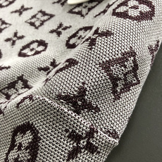 L牌*正码正拍M-xxxl2026春夏短袖,以咖色老花排列主调,巧妙字母Polo领口元素,打破传统短袖的 L牌*正码正拍M-xxxl2026春夏短袖,以咖色老花排列主调,巧妙字母Polo领口元素,打破传统短袖的