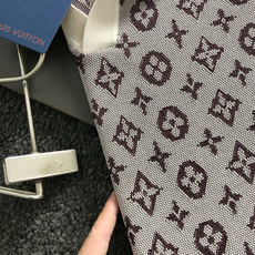 L牌*正码正拍M-xxxl2026春夏短袖,以咖色老花排列主调,巧妙字母Polo领口元素,打破传统短袖的 L牌*正码正拍M-xxxl2026春夏短袖,以咖色老花排列主调,巧妙字母Polo领口元素,打破传统短袖的