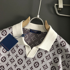 L牌*正码正拍M-xxxl2026春夏短袖,以咖色老花排列主调,巧妙字母Polo领口元素,打破传统短袖的 L牌*正码正拍M-xxxl2026春夏短袖,以咖色老花排列主调,巧妙字母Polo领口元素,打破传统短袖的