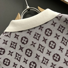 L牌*正码正拍M-xxxl2026春夏短袖,以咖色老花排列主调,巧妙字母Polo领口元素,打破传统短袖的 L牌*正码正拍M-xxxl2026春夏短袖,以咖色老花排列主调,巧妙字母Polo领口元素,打破传统短袖的