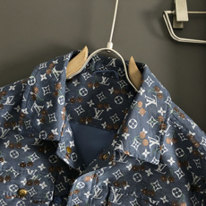 L牌*合身版型M-XXXl2026春夏潮牌夹克,以满幅老花提花樱桃🍒刺绣搭配点缀为主调,巧妙字母元素,彰 L牌*合身版型M-XXXl2026春夏潮牌夹克,以满幅老花提花樱桃🍒刺绣搭配点缀为主调,巧妙字母元素,彰