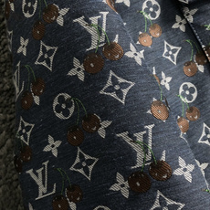 L牌*合身版型M-XXXl2026春夏潮牌夹克,以满幅老花提花樱桃🍒刺绣搭配点缀为主调,巧妙字母元素,彰 L牌*合身版型M-XXXl2026春夏潮牌夹克,以满幅老花提花樱桃🍒刺绣搭配点缀为主调,巧妙字母元素,彰