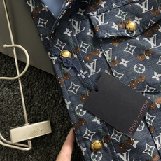 L牌*合身版型M-XXXl2026春夏潮牌夹克,以满幅老花提花樱桃🍒刺绣搭配点缀为主调,巧妙字母元素,彰 L牌*合身版型M-XXXl2026春夏潮牌夹克,以满幅老花提花樱桃🍒刺绣搭配点缀为主调,巧妙字母元素,彰