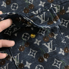 L牌*合身版型M-XXXl2026春夏潮牌夹克,以满幅老花提花樱桃🍒刺绣搭配点缀为主调,巧妙字母元素,彰 L牌*合身版型M-XXXl2026春夏潮牌夹克,以满幅老花提花樱桃🍒刺绣搭配点缀为主调,巧妙字母元素,彰