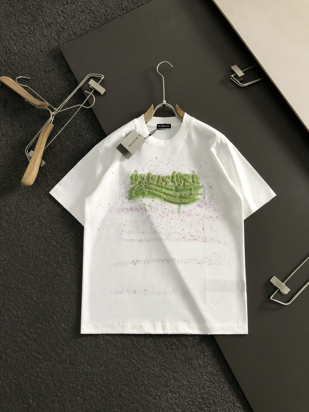 Ba*正码正牌S-Xl2026春夏短袖，重工涂鸦可乐款字母胶印为主调，巧妙融入油漆泼墨元素，打破传统短袖
