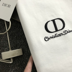 Dir*正码正牌S-Xl2026春夏短袖,重工Cd字母精工刺绣为主调,巧妙融入前后幅对应logo元素,打 Dir*正码正牌S-Xl2026春夏短袖,重工Cd字母精工刺绣为主调,巧妙融入前后幅对应logo元素,打