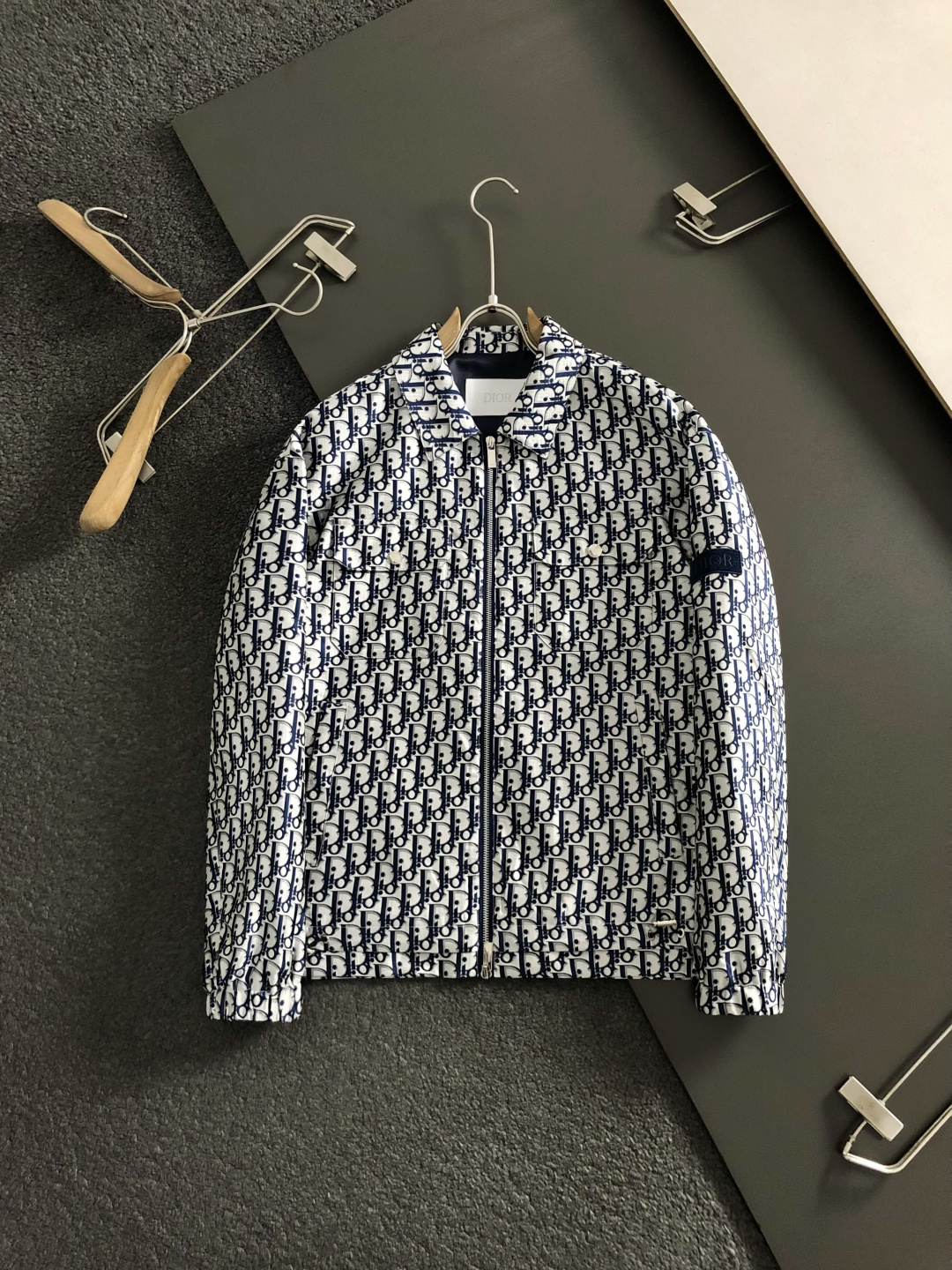 Dir*合身版型M-XXXl2026春夏潮牌夹克，以满幅字母提花排列搭配点缀为主调，巧妙字母元素，彰显个