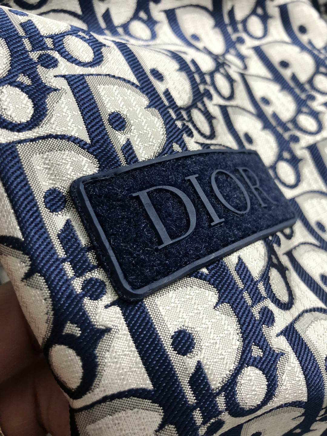 Dir*合身版型M-XXXl2026春夏潮牌夹克，以满幅字母提花排列搭配点缀为主调，巧妙字母元素，彰显个