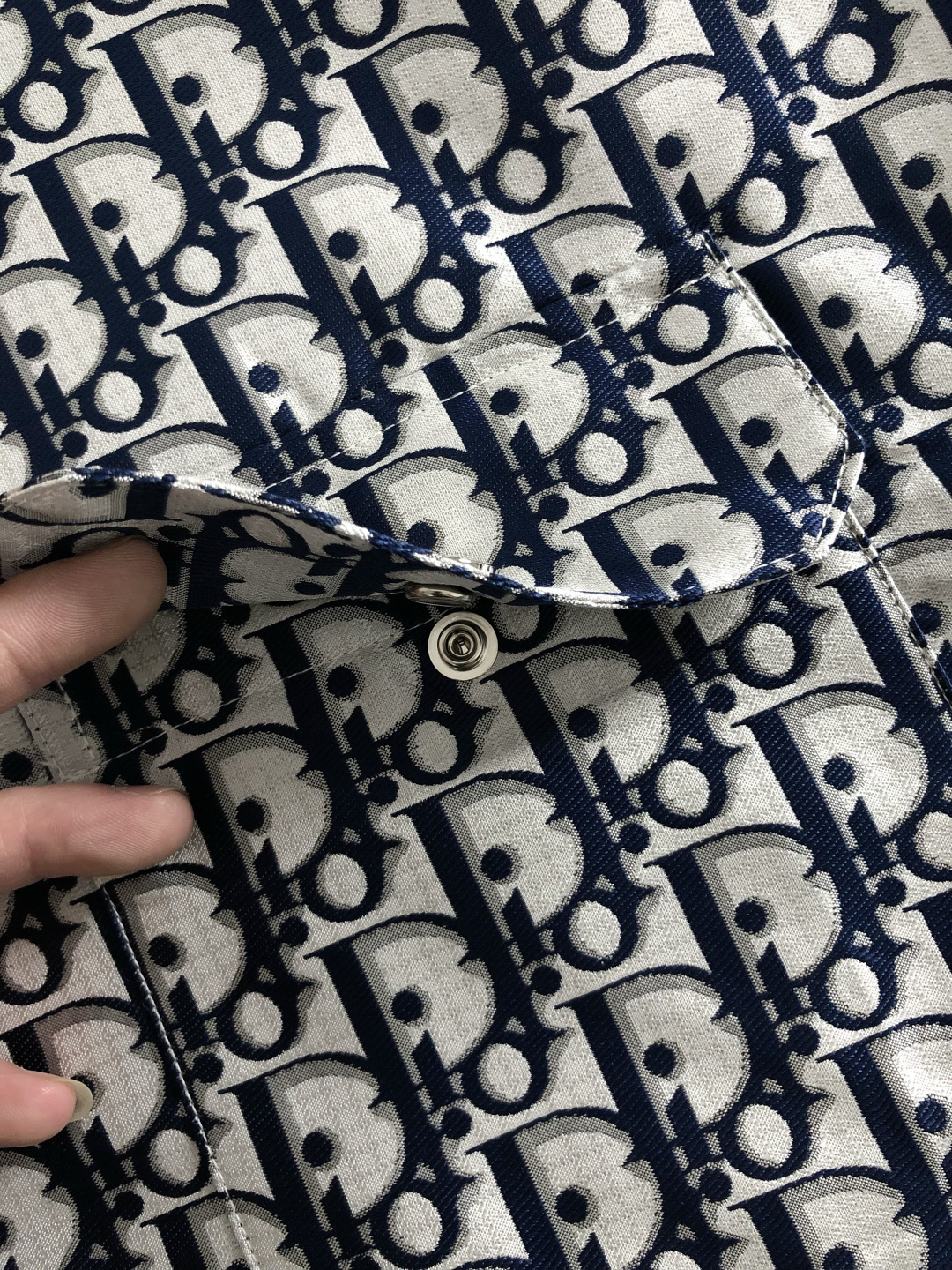 Dir*合身版型M-XXXl2026春夏潮牌夹克，以满幅字母提花排列搭配点缀为主调，巧妙字母元素，彰显个