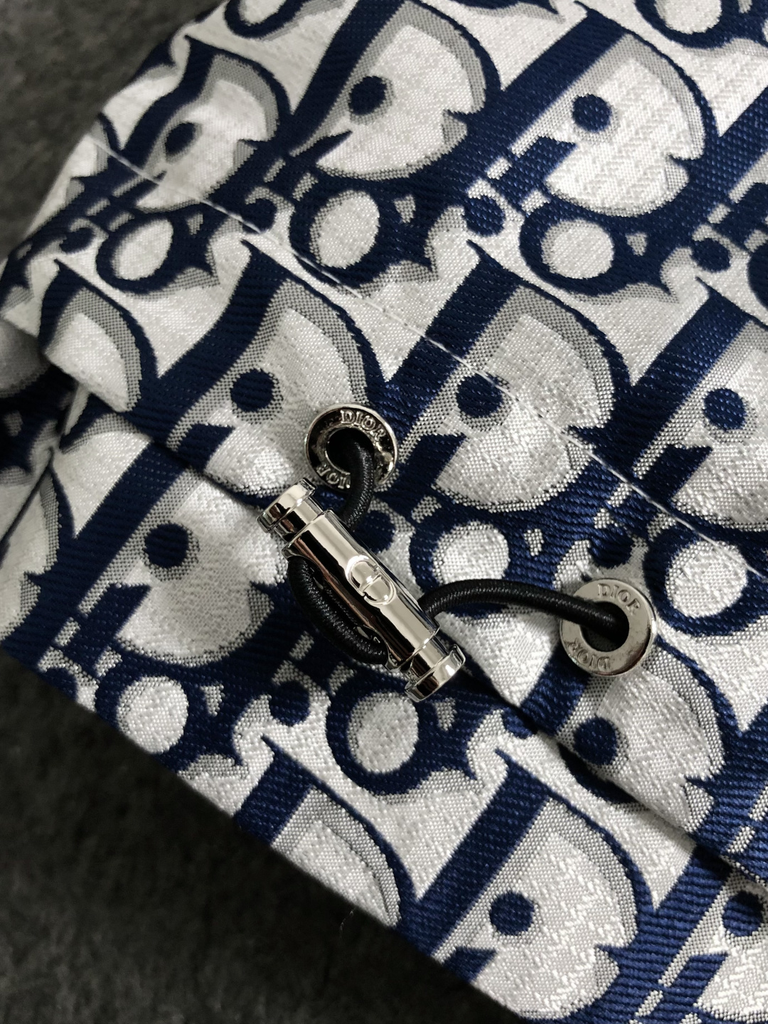 Dir*合身版型M-XXXl2026春夏潮牌夹克，以满幅字母提花排列搭配点缀为主调，巧妙字母元素，彰显个