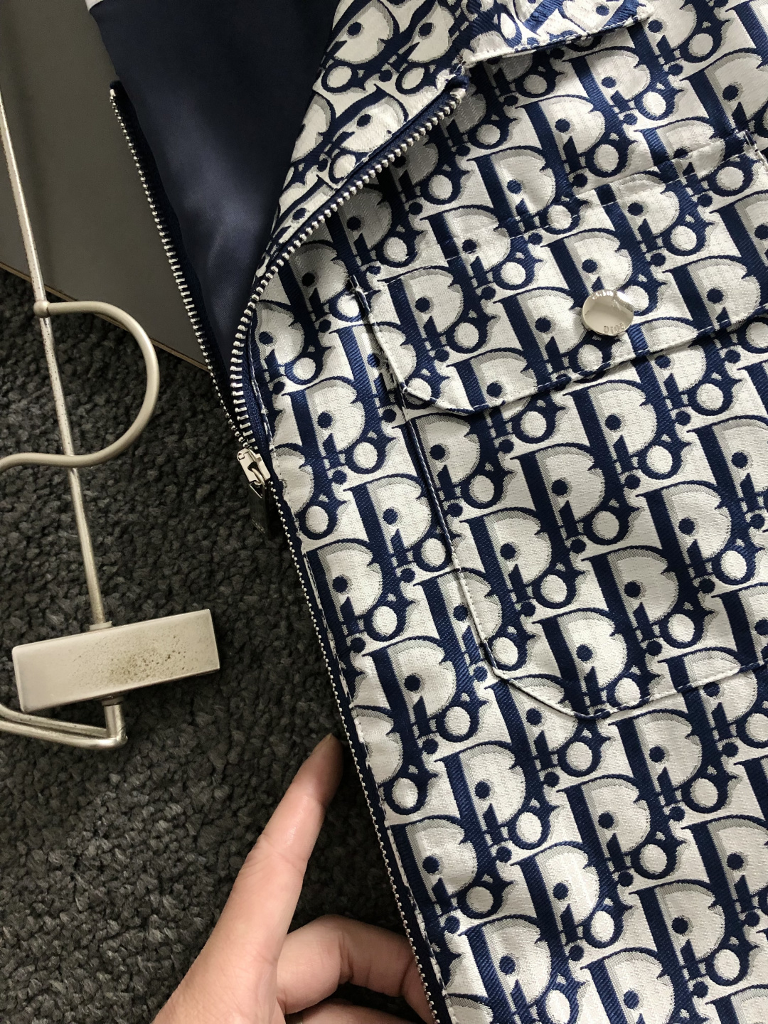 Dir*合身版型M-XXXl2026春夏潮牌夹克，以满幅字母提花排列搭配点缀为主调，巧妙字母元素，彰显个