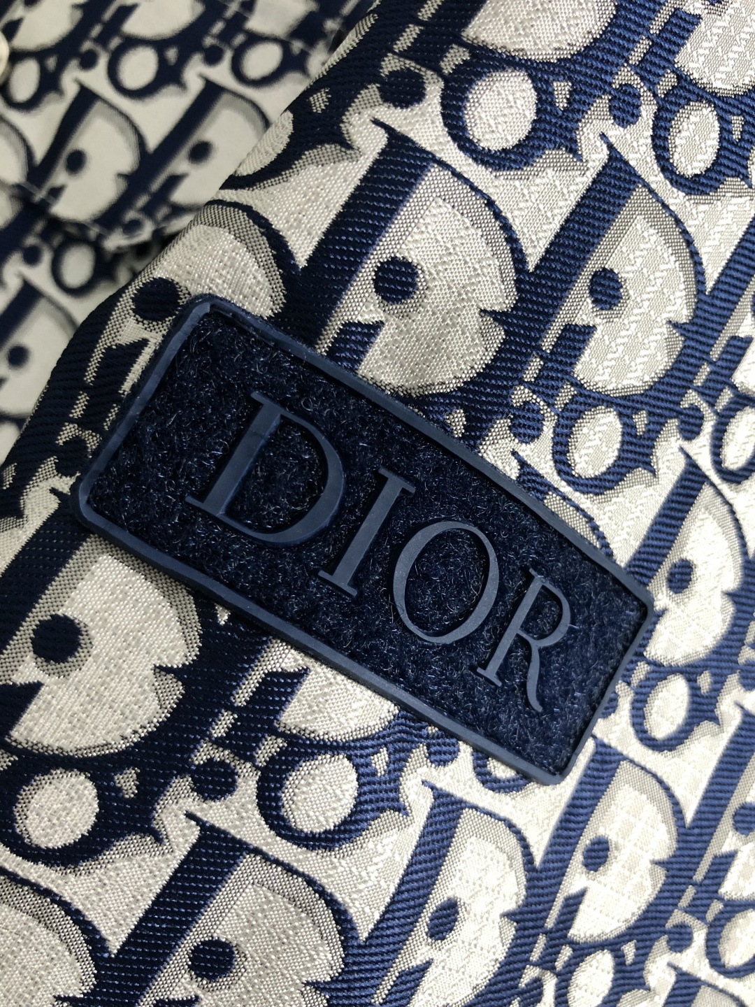 Dir*合身版型M-XXXl2026春夏潮牌夹克，以满幅字母提花排列搭配点缀为主调，巧妙字母元素，彰显个