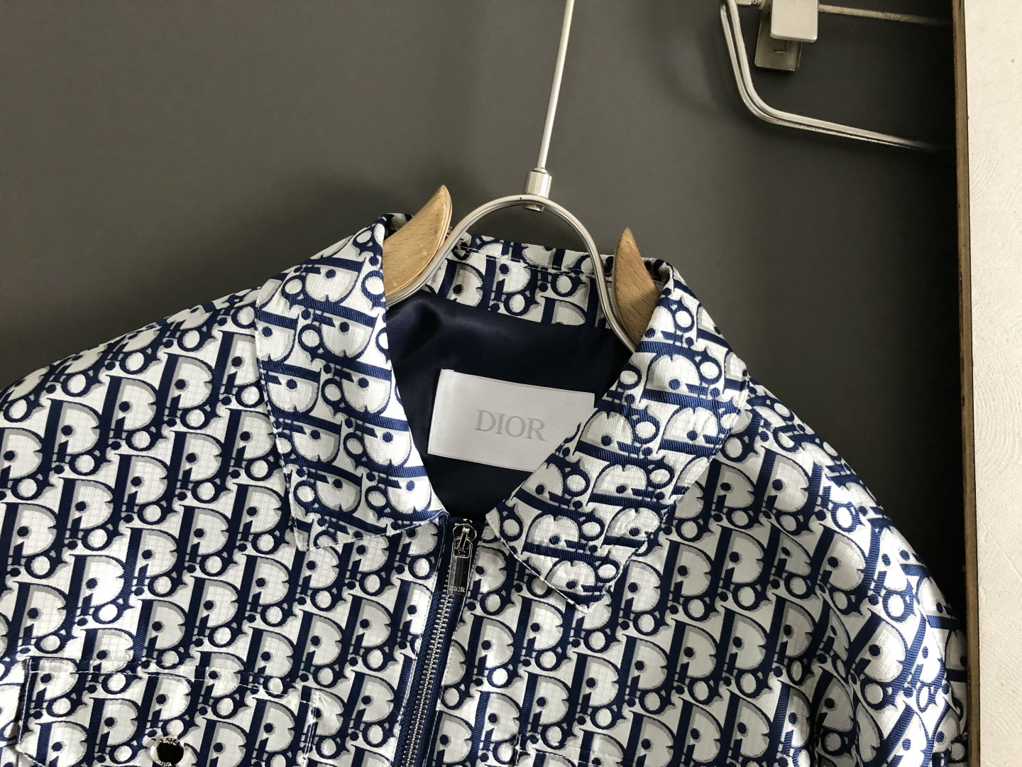 Dir*合身版型M-XXXl2026春夏潮牌夹克，以满幅字母提花排列搭配点缀为主调，巧妙字母元素，彰显个