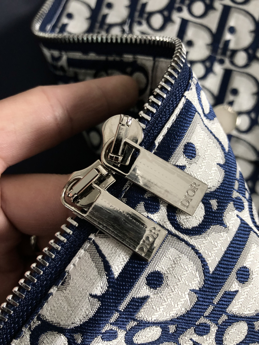 Dir*合身版型M-XXXl2026春夏潮牌夹克，以满幅字母提花排列搭配点缀为主调，巧妙字母元素，彰显个