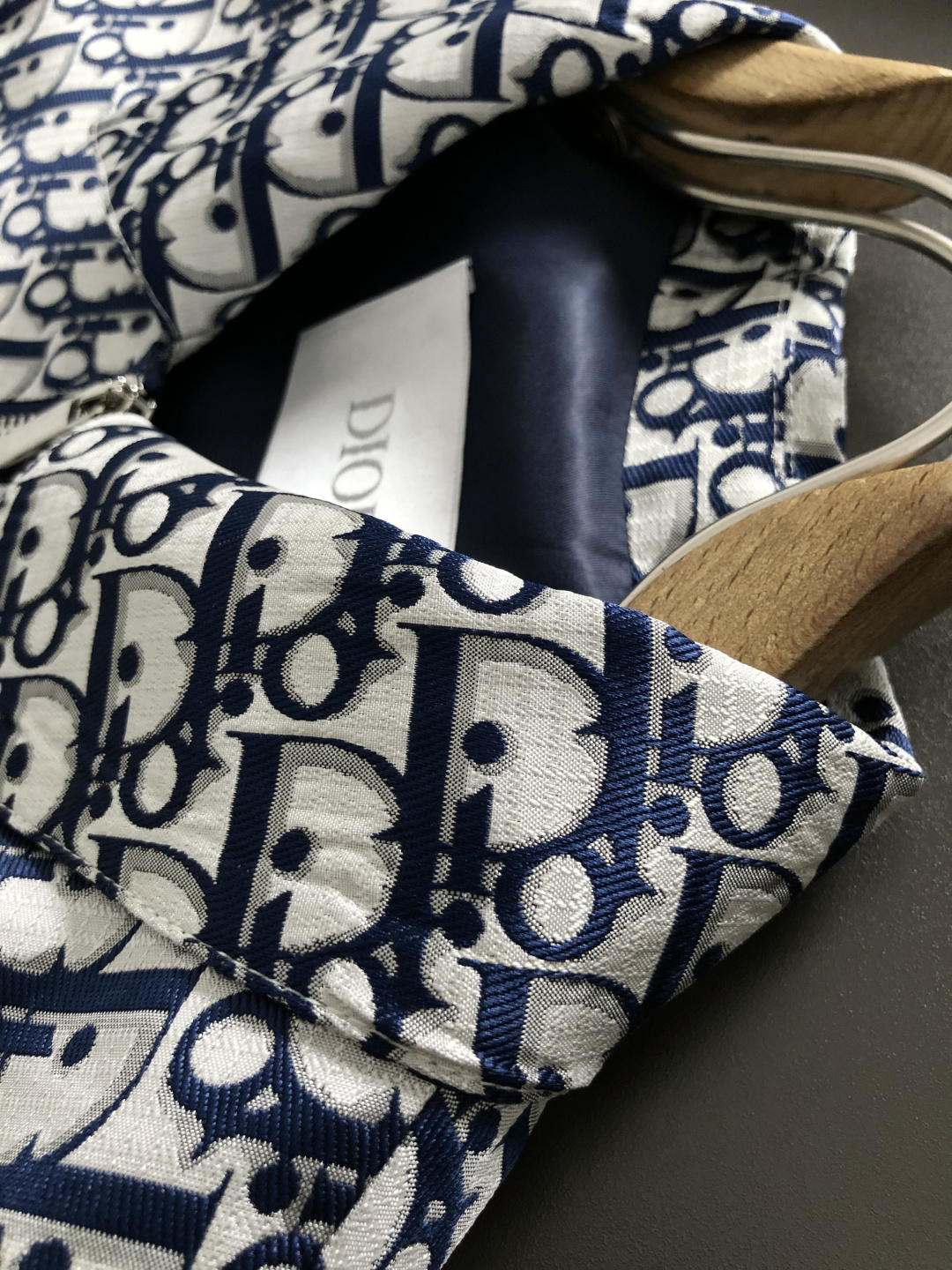 Dir*合身版型M-XXXl2026春夏潮牌夹克，以满幅字母提花排列搭配点缀为主调，巧妙字母元素，彰显个