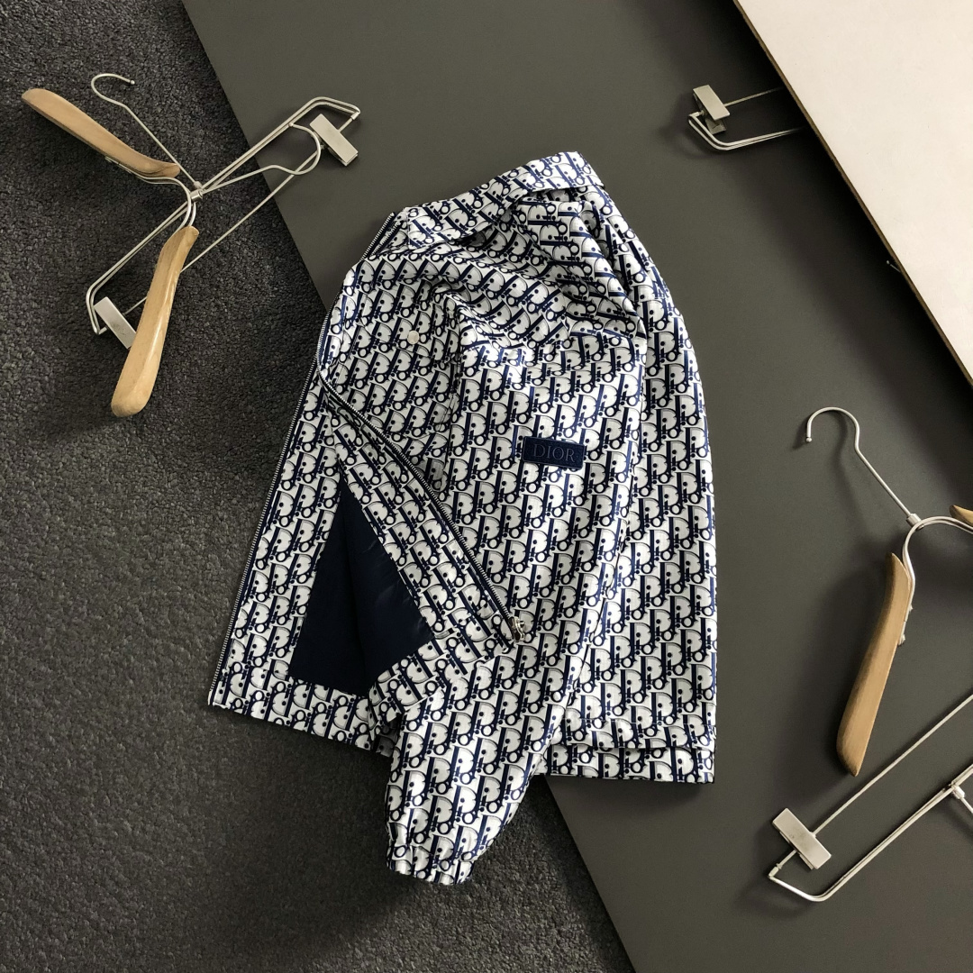 Dir*合身版型M-XXXl2026春夏潮牌夹克，以满幅字母提花排列搭配点缀为主调，巧妙字母元素，彰显个