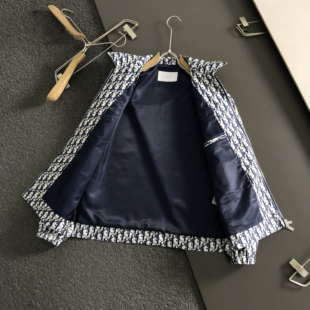 Dir*合身版型M-XXXl2026春夏潮牌夹克，以满幅字母提花排列搭配点缀为主调，巧妙字母元素，彰显个