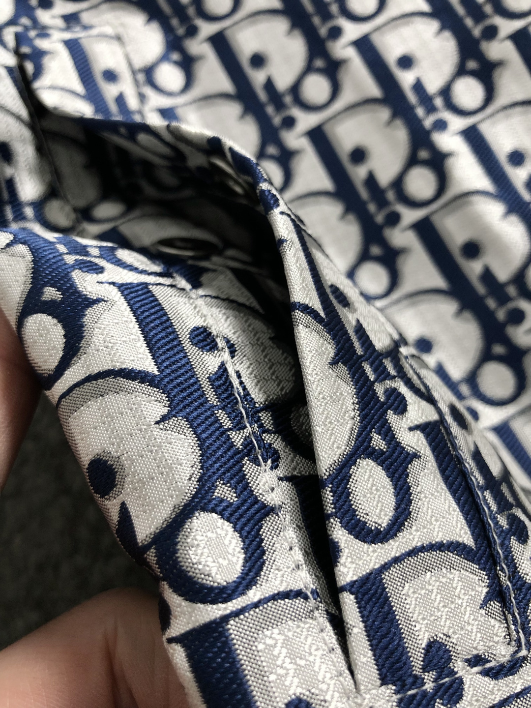 Dir*合身版型M-XXXl2026春夏潮牌夹克，以满幅字母提花排列搭配点缀为主调，巧妙字母元素，彰显个