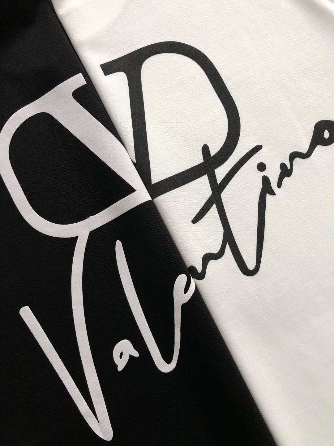 Vitn*卡码拍小M-xxxl2026春夏短袖，以字母印花主调，巧妙融入前后幅对应印花，打破传统短袖的单