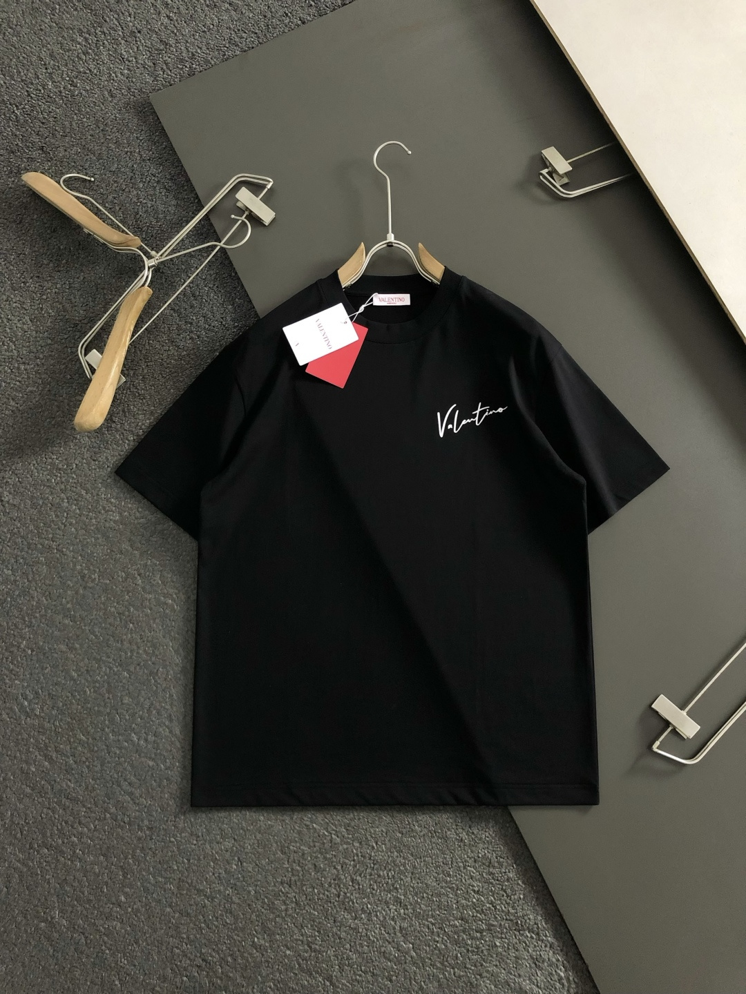 Vitn*卡码拍小M-xxxl2026春夏短袖，以字母印花主调，巧妙融入前后幅对应印花，打破传统短袖的单