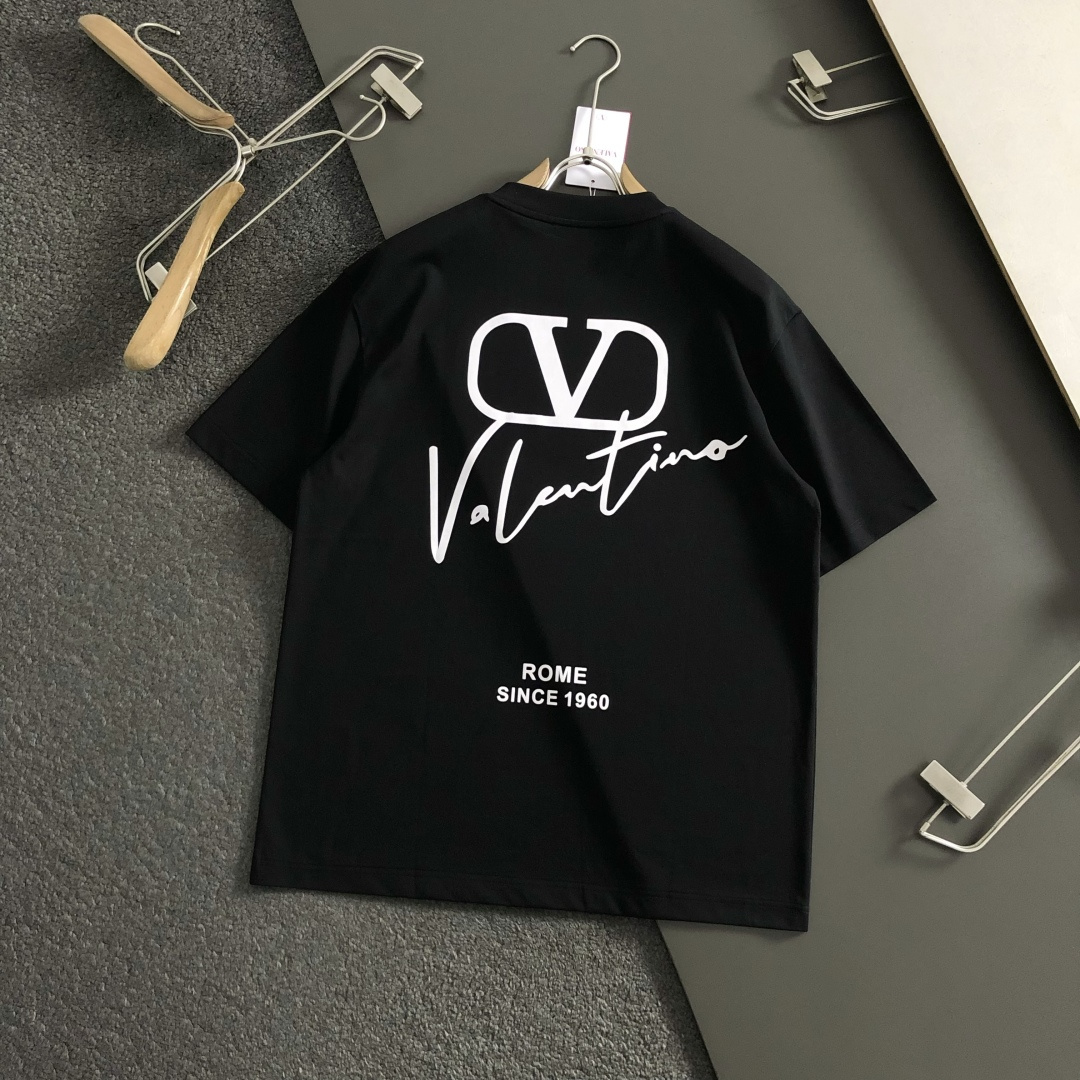 Vitn*卡码拍小M-xxxl2026春夏短袖，以字母印花主调，巧妙融入前后幅对应印花，打破传统短袖的单