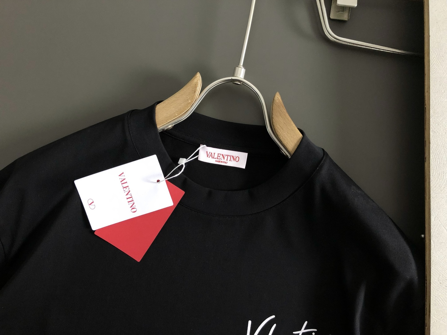 Vitn*卡码拍小M-xxxl2026春夏短袖，以字母印花主调，巧妙融入前后幅对应印花，打破传统短袖的单