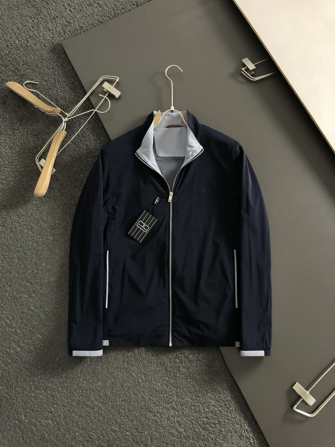 Za*正码正拍M-xxxl2026春夏短袖，以黑灰撞色百搭字母Z主调，巧妙融入老钱面料元素，打破传统短袖