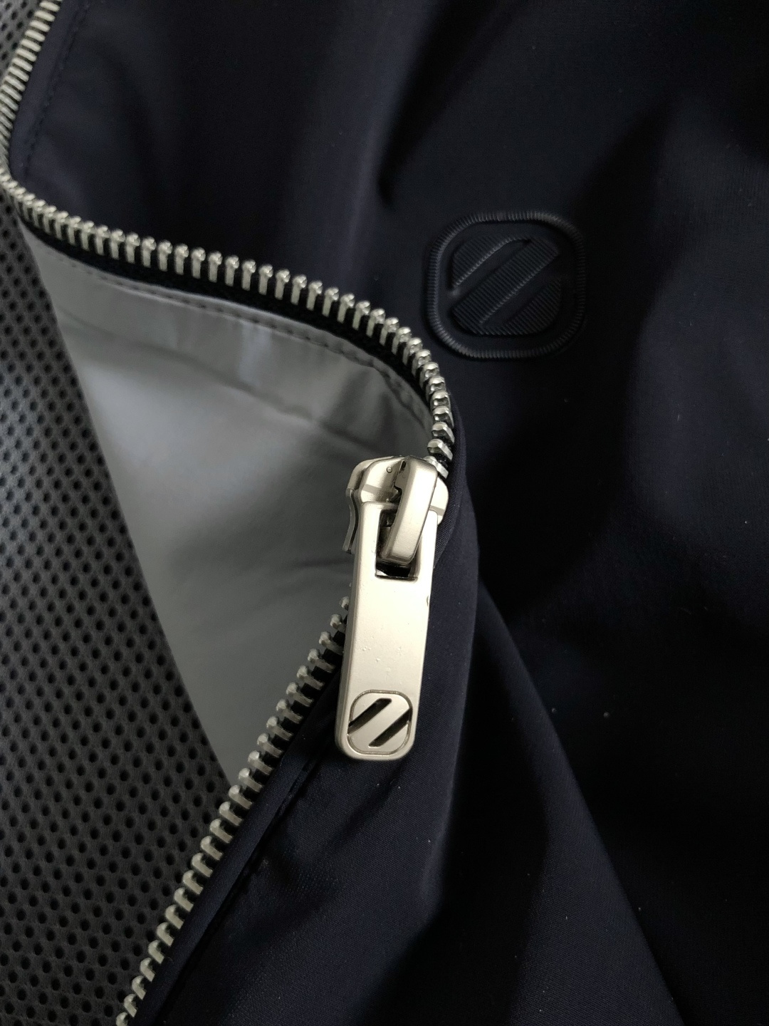 Za*正码正拍M-xxxl2026春夏短袖，以黑灰撞色百搭字母Z主调，巧妙融入老钱面料元素，打破传统短袖