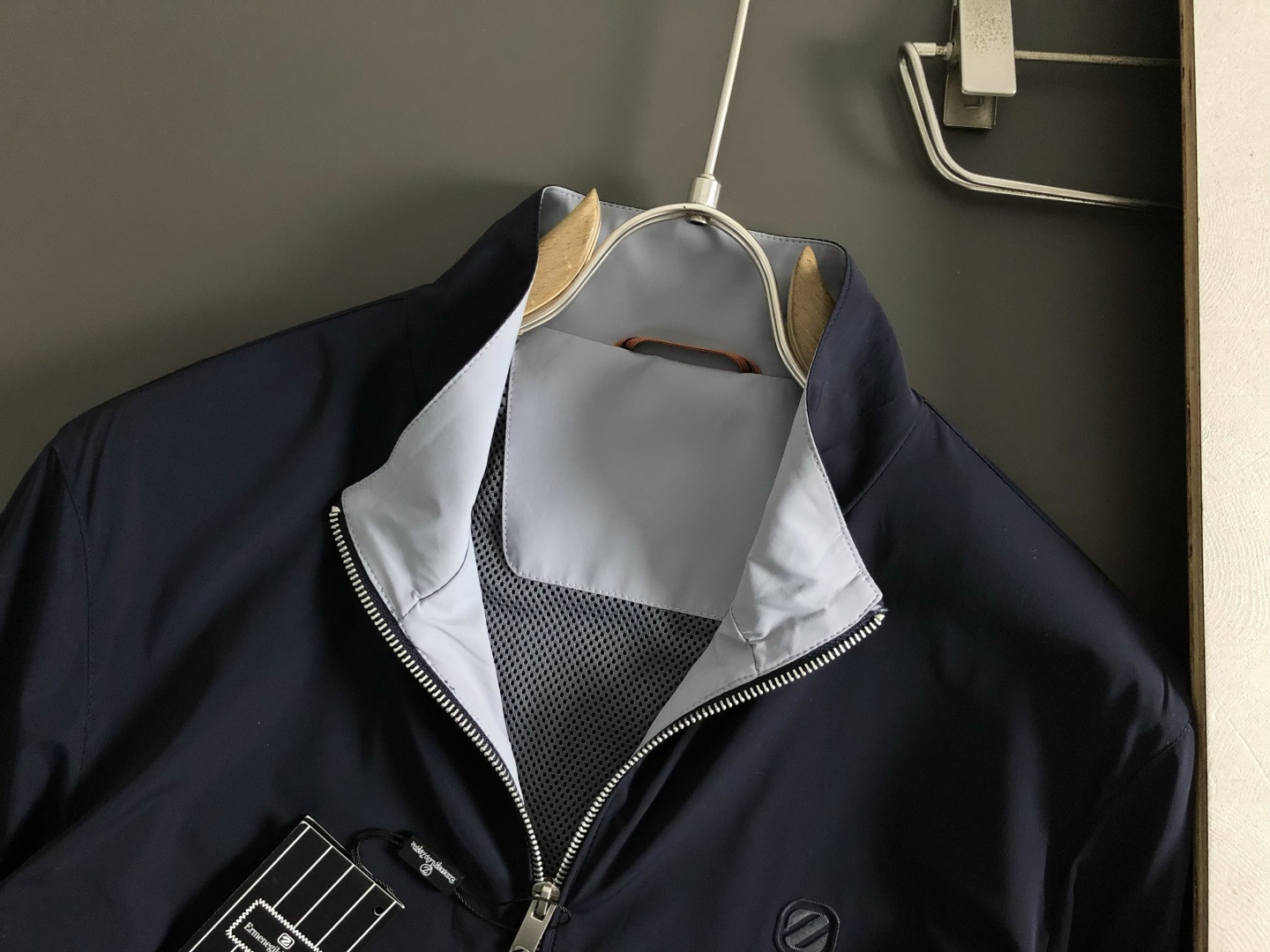 Za*正码正拍M-xxxl2026春夏短袖，以黑灰撞色百搭字母Z主调，巧妙融入老钱面料元素，打破传统短袖