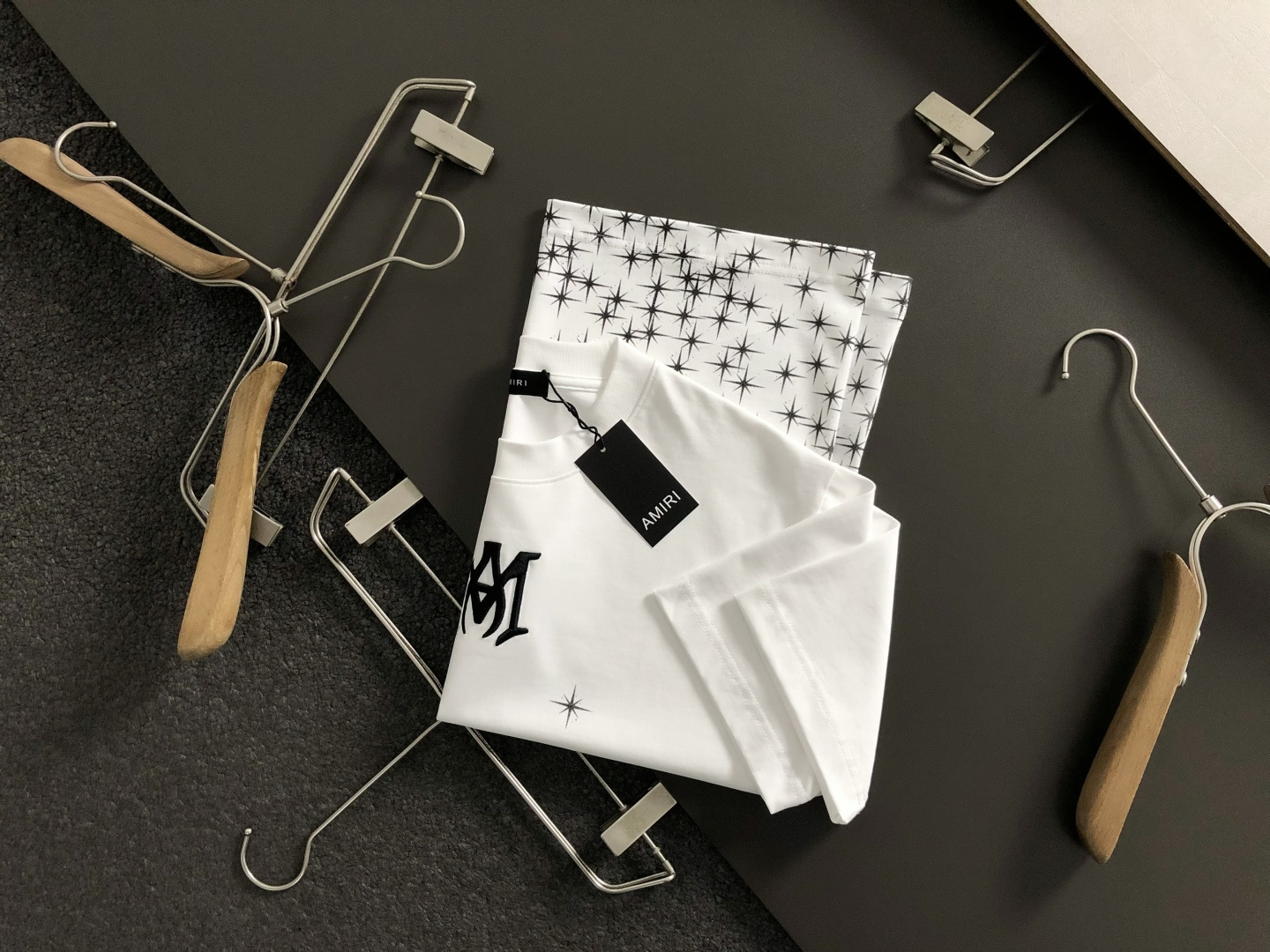 Mon*卡码拍小S-Xl2026春夏短袖，以重工立体刺绣为主调，巧妙融入满天星数码直喷工艺流行元素，打破