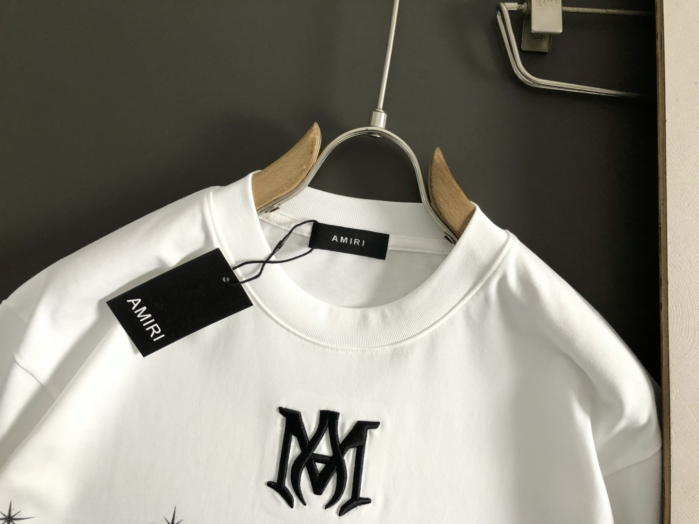 Mon*卡码拍小S-Xl2026春夏短袖，以重工立体刺绣为主调，巧妙融入满天星数码直喷工艺流行元素，打破