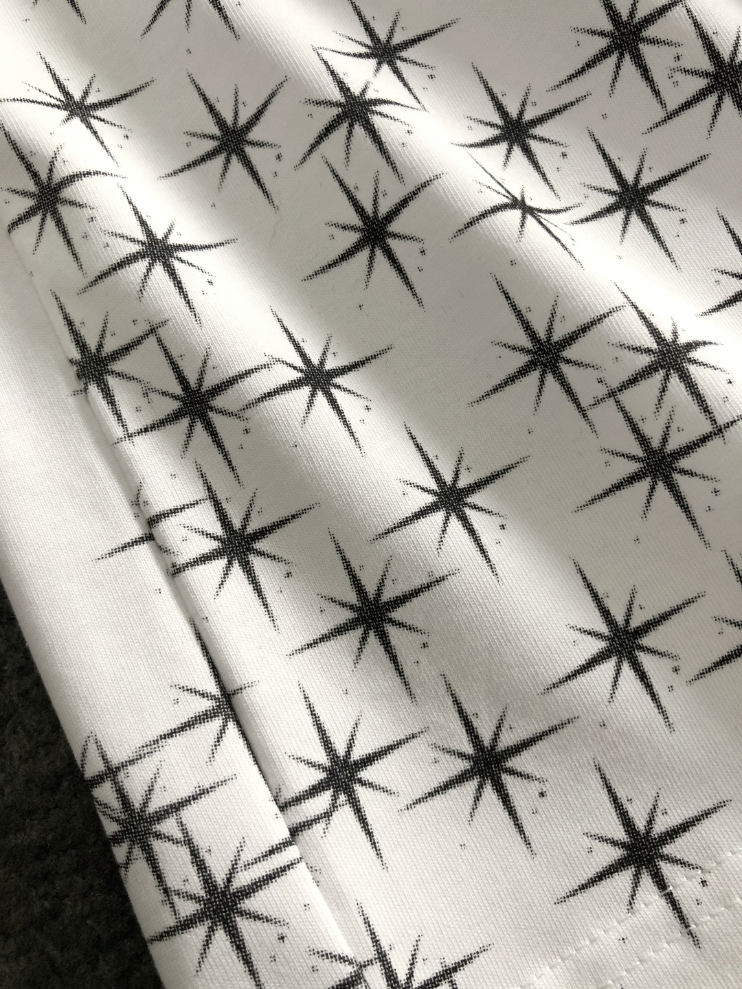 Mon*卡码拍小S-Xl2026春夏短袖，以重工立体刺绣为主调，巧妙融入满天星数码直喷工艺流行元素，打破