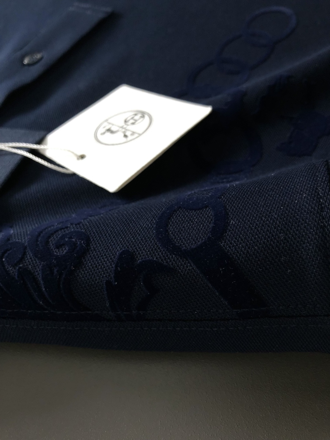 Hms*正码正拍M-xxxl2026春夏短袖，以红色马年植绒本色撞色为主调，巧妙融入宫廷印花元素，打破传