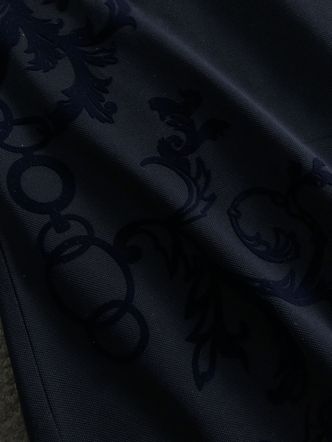 Hms*正码正拍M-xxxl2026春夏短袖，以红色马年植绒本色撞色为主调，巧妙融入宫廷印花元素，打破传