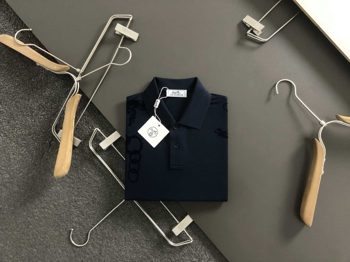 Hms*正码正拍M-xxxl2026春夏短袖，以红色马年植绒本色撞色为主调，巧妙融入宫廷印花元素，打破传