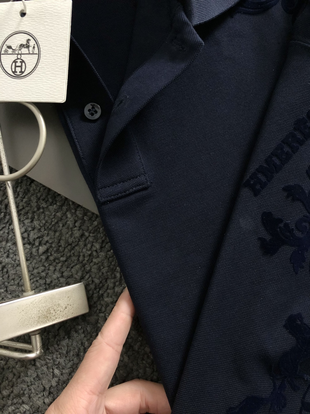 Hms*正码正拍M-xxxl2026春夏短袖，以红色马年植绒本色撞色为主调，巧妙融入宫廷印花元素，打破传