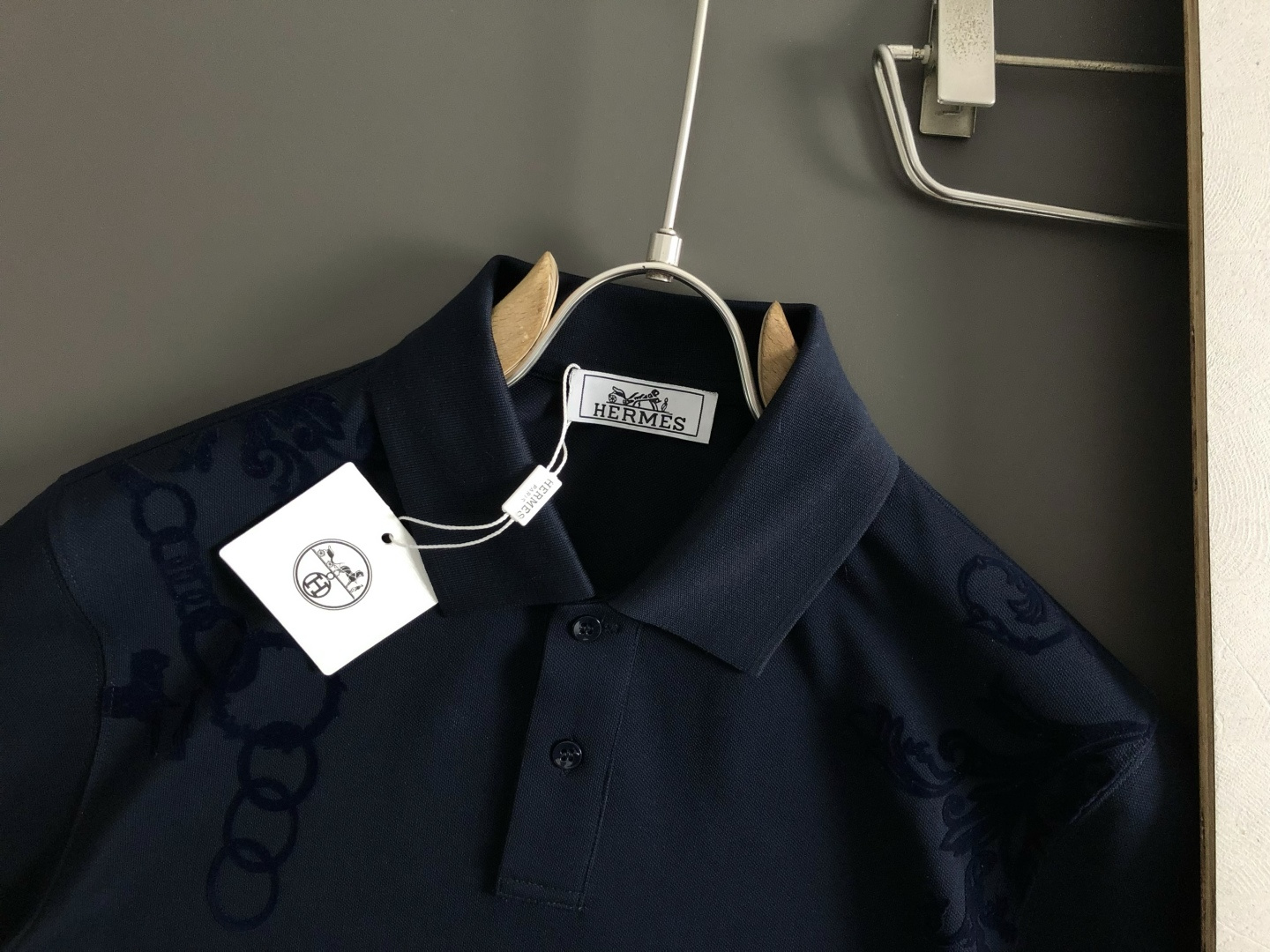 Hms*正码正拍M-xxxl2026春夏短袖，以红色马年植绒本色撞色为主调，巧妙融入宫廷印花元素，打破传