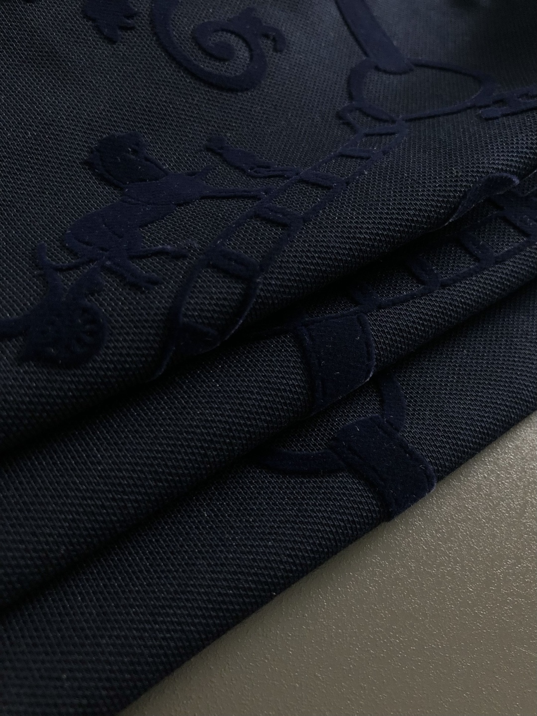 Hms*正码正拍M-xxxl2026春夏短袖，以红色马年植绒本色撞色为主调，巧妙融入宫廷印花元素，打破传