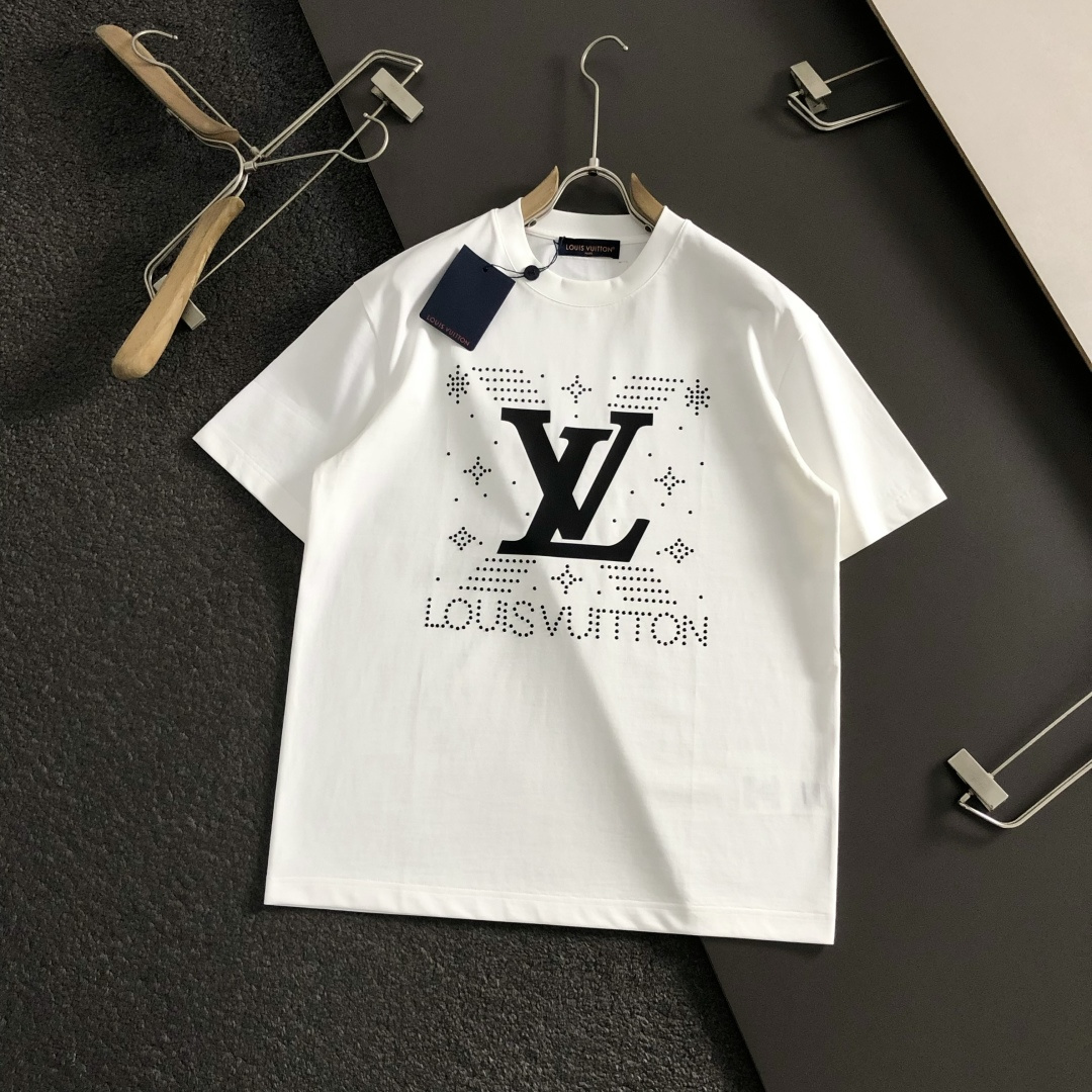 L牌**卡码拍小M-xxxl2026春夏短袖，以铆钉字母印花主调，巧妙撞色元素，打破传统短袖的单调感，彰