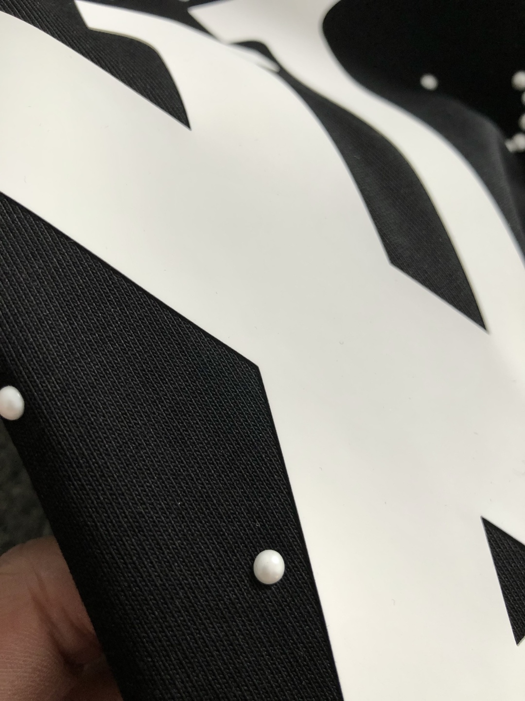 L牌**卡码拍小M-xxxl2026春夏短袖，以铆钉字母印花主调，巧妙撞色元素，打破传统短袖的单调感，彰