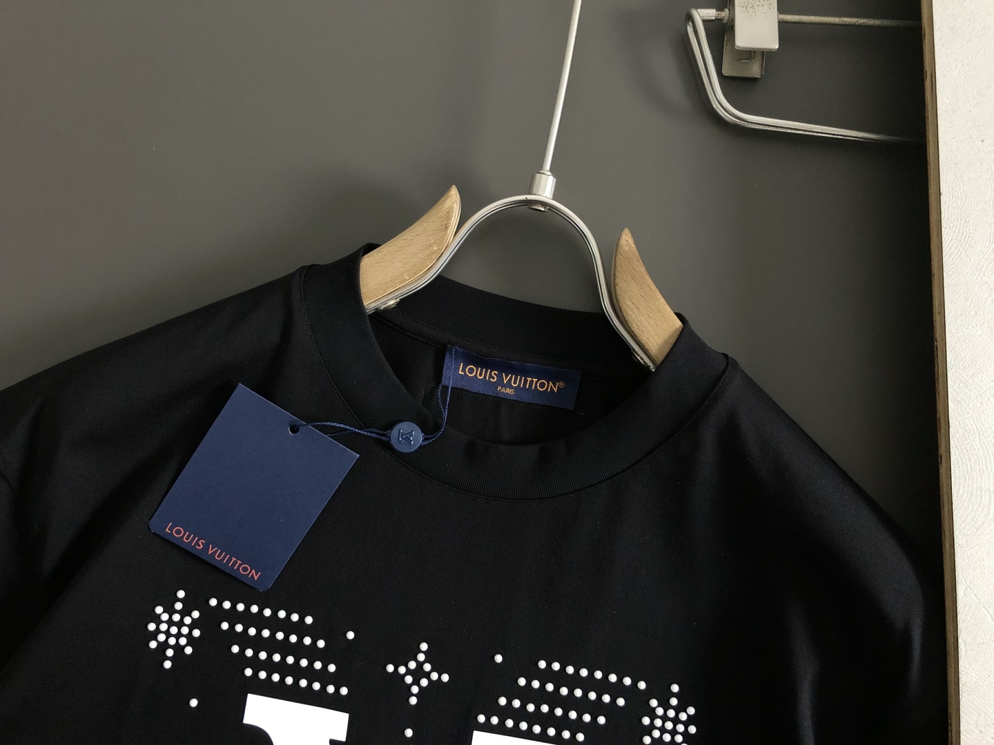 L牌**卡码拍小M-xxxl2026春夏短袖，以铆钉字母印花主调，巧妙撞色元素，打破传统短袖的单调感，彰