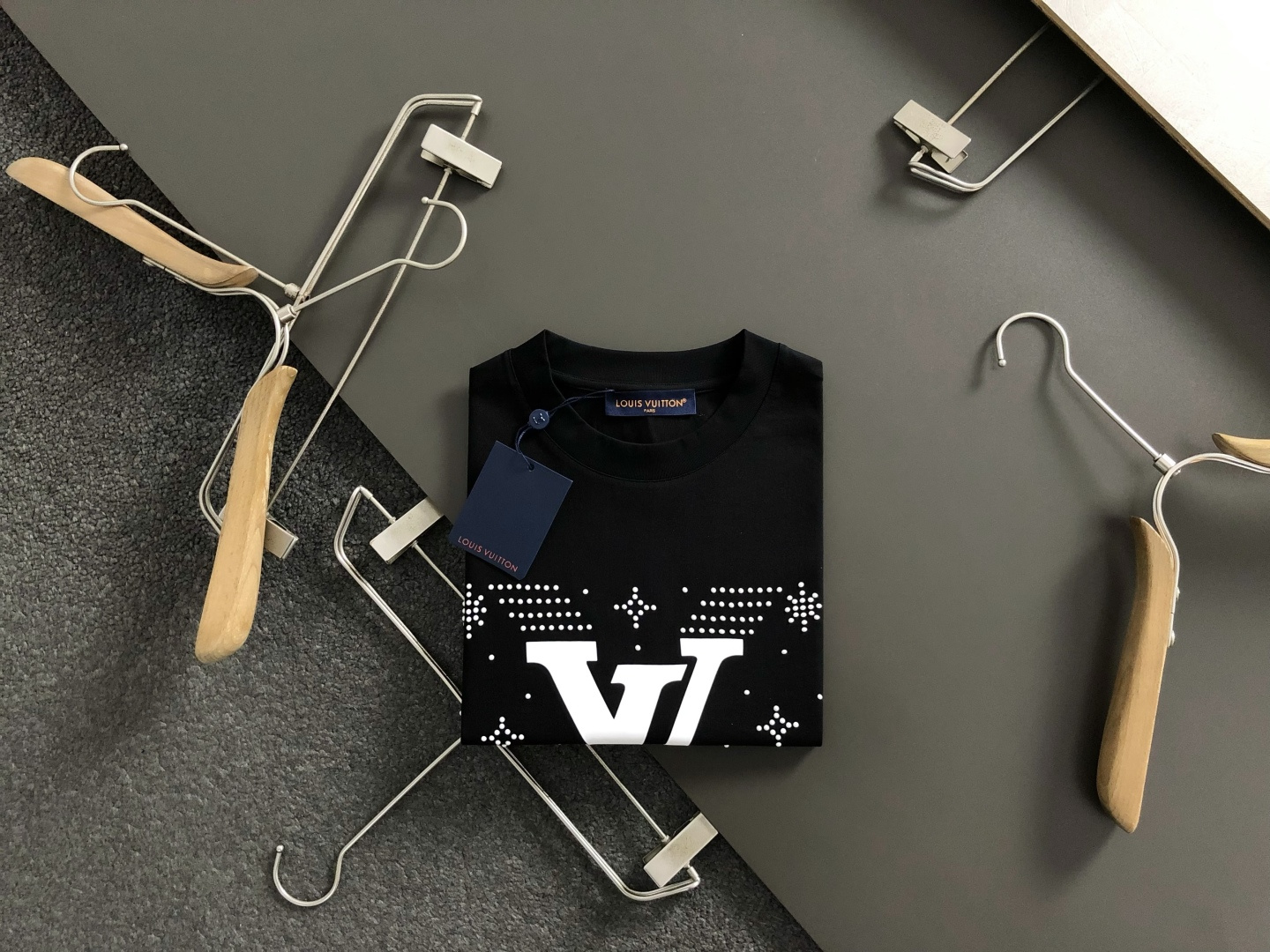 L牌**卡码拍小M-xxxl2026春夏短袖，以铆钉字母印花主调，巧妙撞色元素，打破传统短袖的单调感，彰