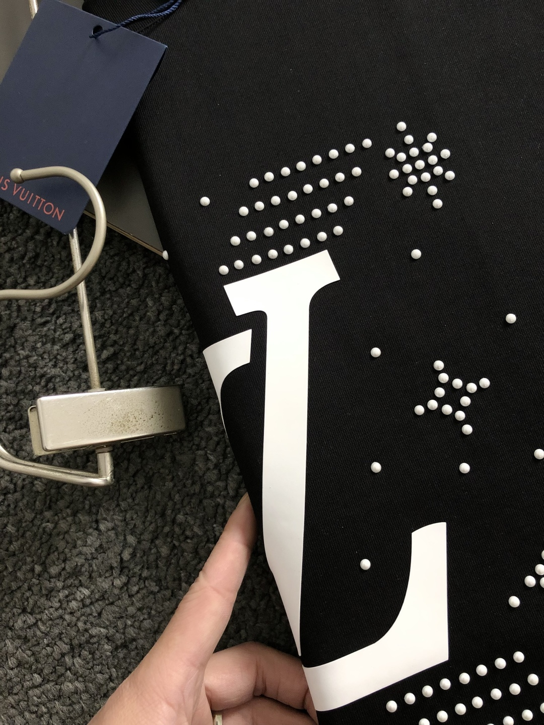 L牌**卡码拍小M-xxxl2026春夏短袖，以铆钉字母印花主调，巧妙撞色元素，打破传统短袖的单调感，彰