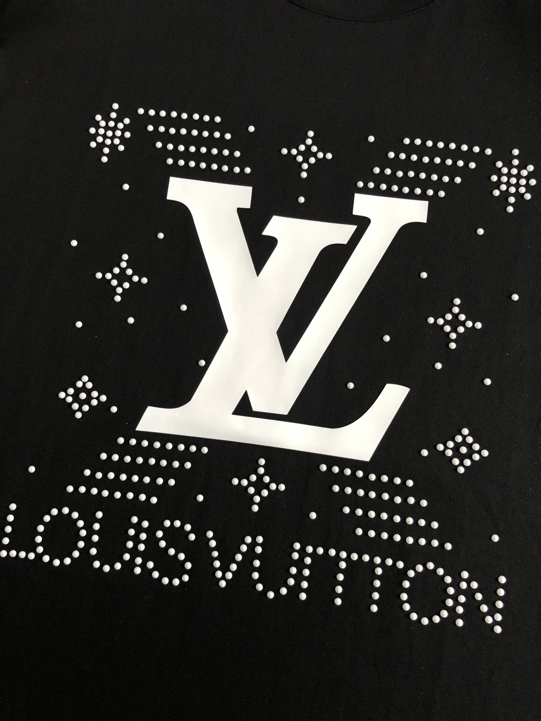 L牌**卡码拍小M-xxxl2026春夏短袖，以铆钉字母印花主调，巧妙撞色元素，打破传统短袖的单调感，彰