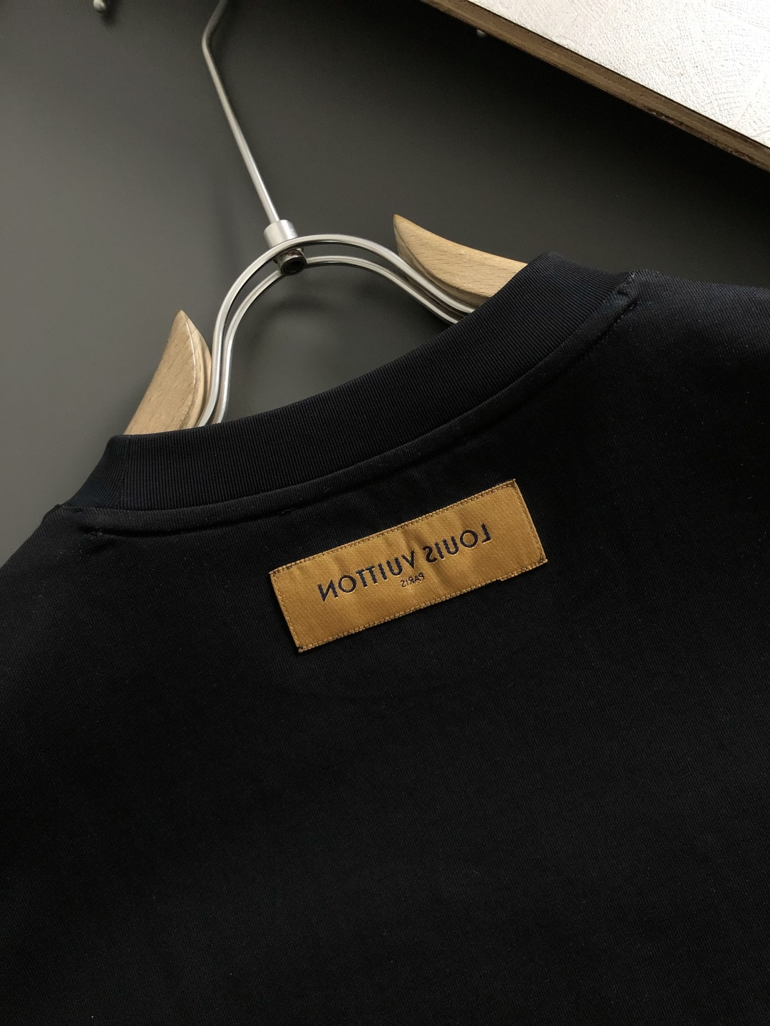 L牌**卡码拍小M-xxxl2026春夏短袖，以铆钉字母印花主调，巧妙撞色元素，打破传统短袖的单调感，彰