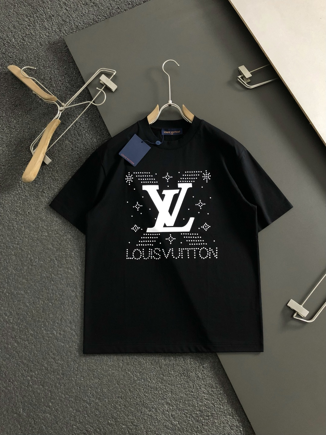 L牌**卡码拍小M-xxxl2026春夏短袖，以铆钉字母印花主调，巧妙撞色元素，打破传统短袖的单调感，彰