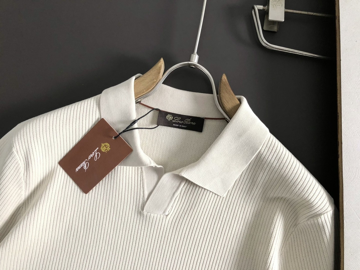 Loro piana*卡码拍小M-xxxl2026春夏短袖，以纯色百搭海鸥领主调，巧妙融入条纹面料元素，